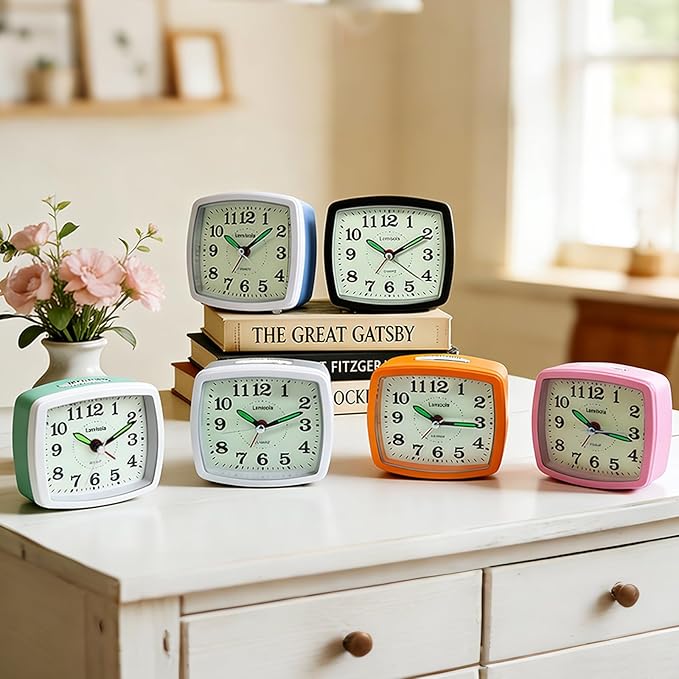 Lamisola Small Battery Alarm Clock for Bedrooms, Analog Travel Clocks, Bedside Desk Table Clock for Room Decor, Slient, Big Numbers for Seniors, Gently Ascending Alarm for Heavy Sleepers, Black